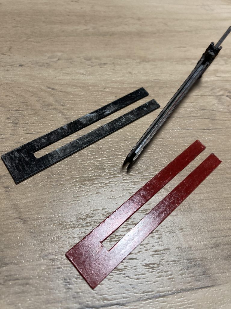 新しく持たせたγナノラミネートソード。通常時と出力時で変化させたい〜とは考えてたんですが、電飾で発光なんて高等技術はムリムリなので、プラ板加工してスライド差し込み。程よい挟み具合で抜け落ちもなくバッチリ。赤い方は100均の下敷きです、厚みが足りないので二枚重ねで接着してます、扱いにくかったです。ヤスリ傷を隠すつもり&味付け目的でここも色塗ったら透明度が無くなりましたが、まあ良し！