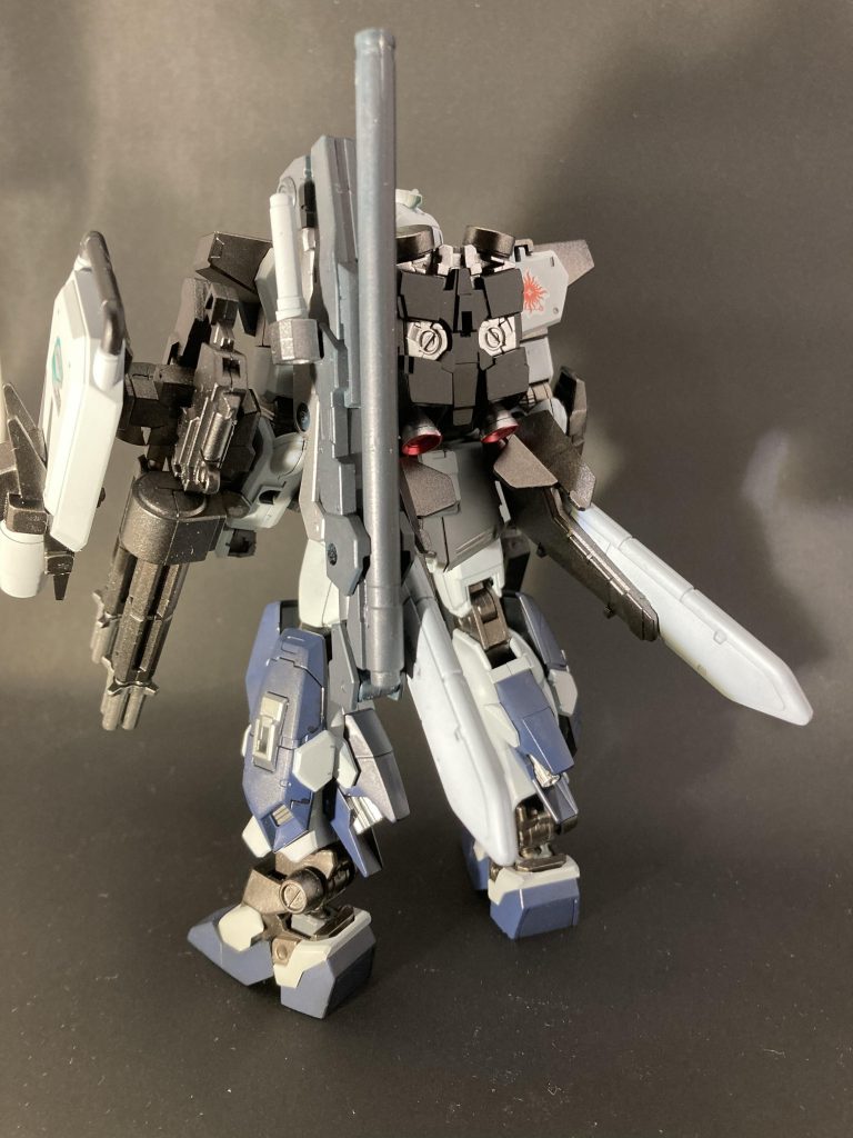 後ろはこんな感じで空間戦仕様のプロペラントタンクをそのまま使用しています。ガトリングはフルアーマーユニコーンから引っ張って来ています。ビームライフルはTR-1からです。私的にはこのアングルが最高にかっこいいです‼︎