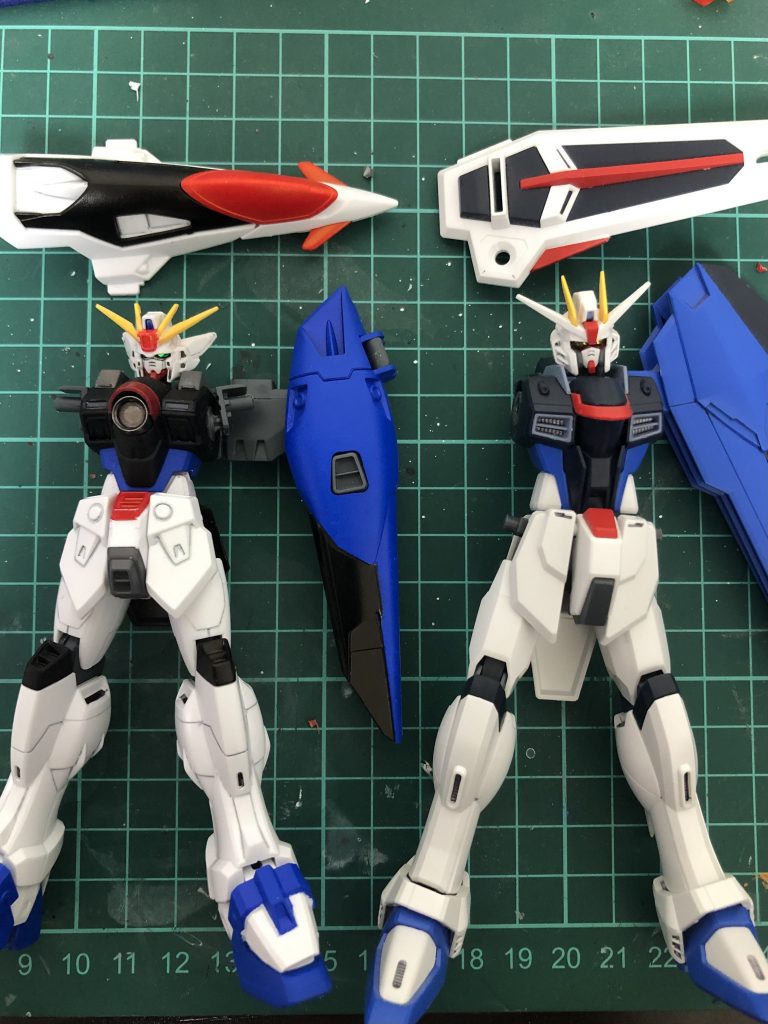 フリーダムを並べて見比べながら、カラーリングを確認して塗装を進めました。