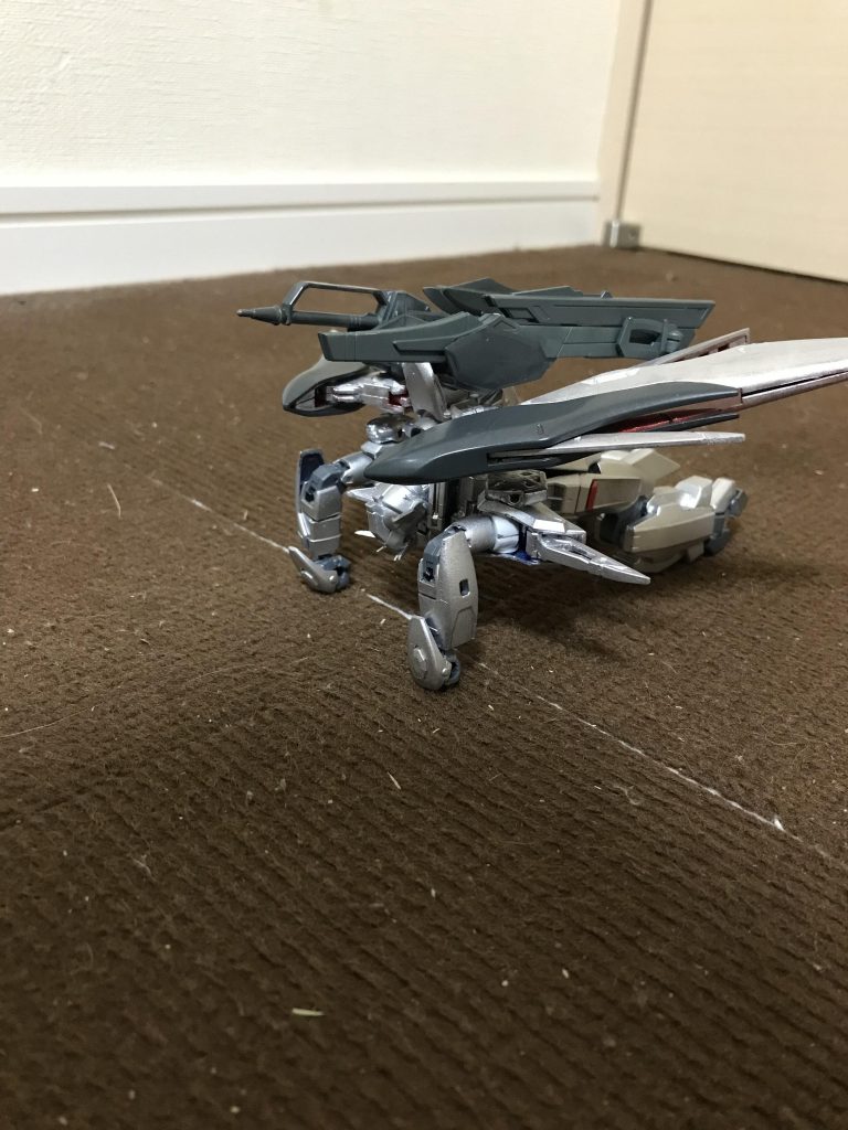 変形機構:プルートーン地上戦を想定したプルートの変形機構ホバー走行も可能、宇宙での使用も可能しかし、使える武装は限られているのであくまで移動手段として使う