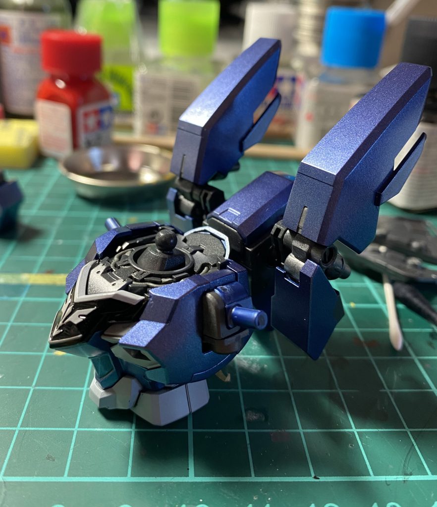 塗装中。ボディはGXメタルブルー、GXメタルレッド、クリアレッドを調色してパープルで。エクストラフィニッシュパーツのゲートは240番、400番で消し、サフなしでGXホワイトシルバーに、GXメタルブラックを微量混ぜたもので部分塗装してます( ^ω^ )