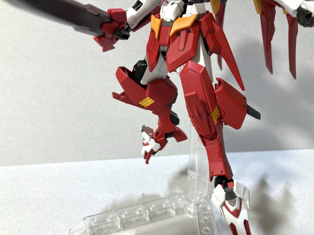 脚部。腰まわりは丸ごとゼロ炎で、脚部はフラウロスにシナンジュのパーツをスラスターとして増設。足首はトランジェントガンダムグレイシャーのものにアンクルガードとしてSD馬超ガンダムバルバトスのものを使っています。