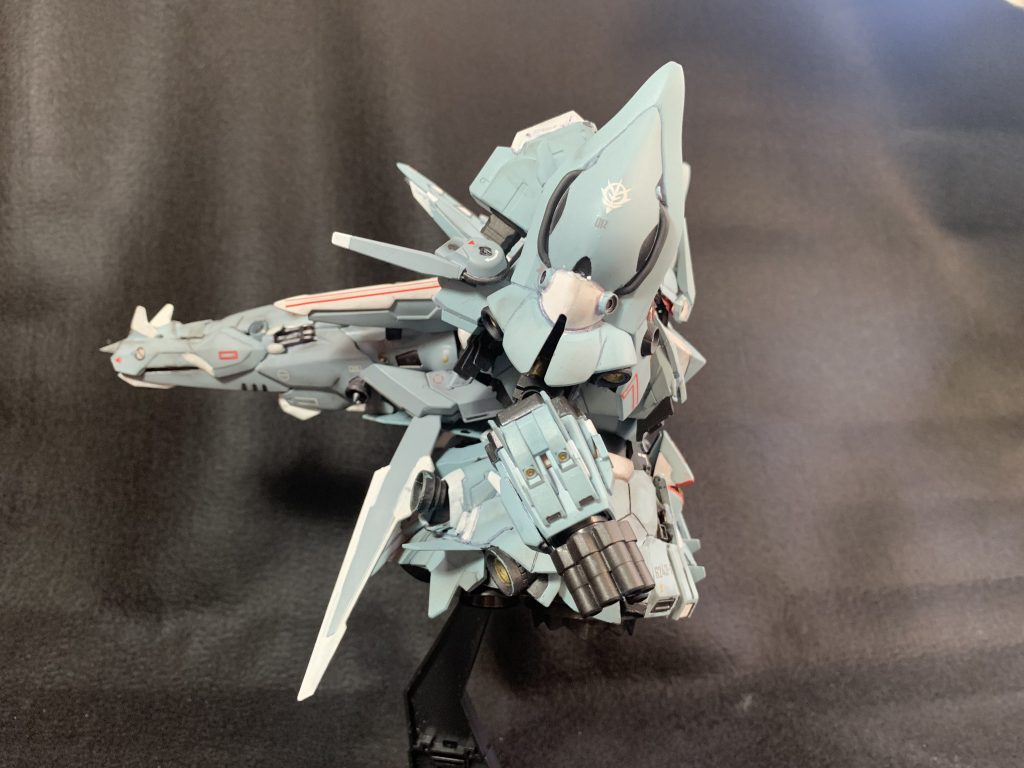 横から。同じダークゴーストグレーを吹いたはずなのになんか本体のジオングとゾアンで色味変わっちゃいましたがまあいいやの気持ちでおおらかに仕上げました。そんな感じです。