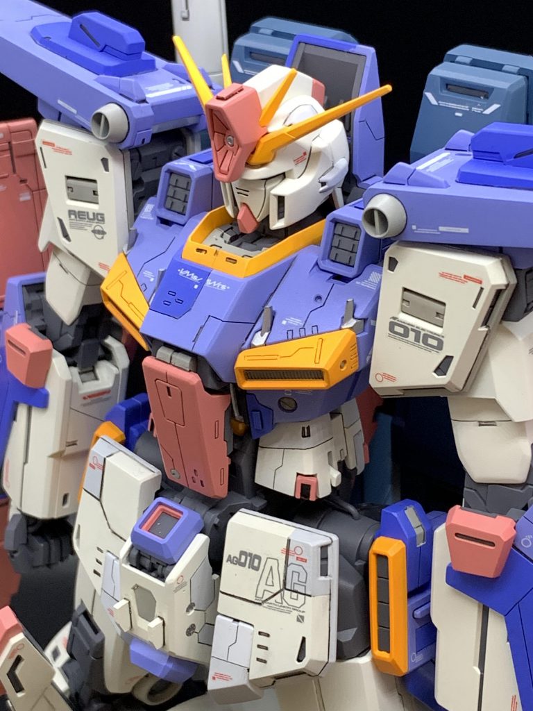 完成してみると、ところ構わずといった感じでディテールアップを施しましたので、少しうるさくなってしまった感じでしたが、近年のガンプラの進化に驚かされた作品でもあり、パーツの管理は大変だったものの楽しく制作する事ができました。最後までご覧くださってありがとうございましたm(_ _)m
