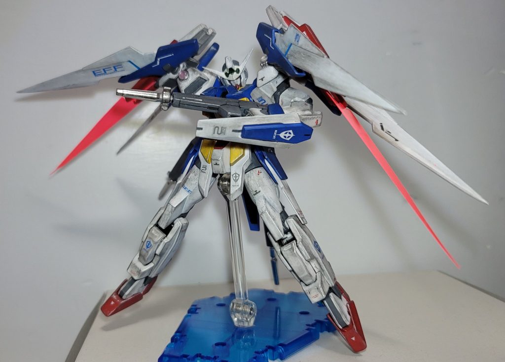 いくぞ!本体は筆塗りで全塗装したけどビームソードのエフェクトだけはエアブラシを使ってグラデーションを出しました久しぶりのエアブラシで事故が多かったですorz