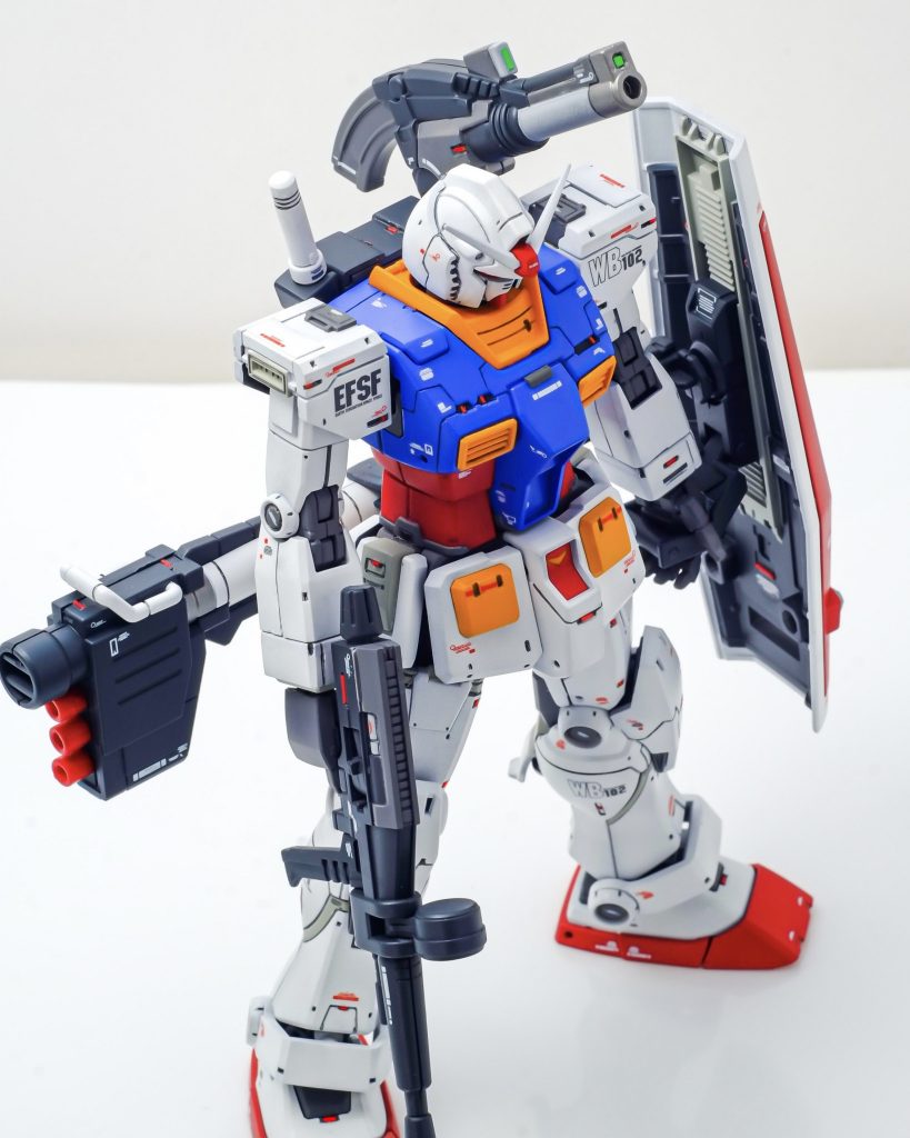 武器の塗り分け、シールド裏の塗り分けもこだわった部分です。細かなディテールアップと中間グレーの使い方もポイントとしました。