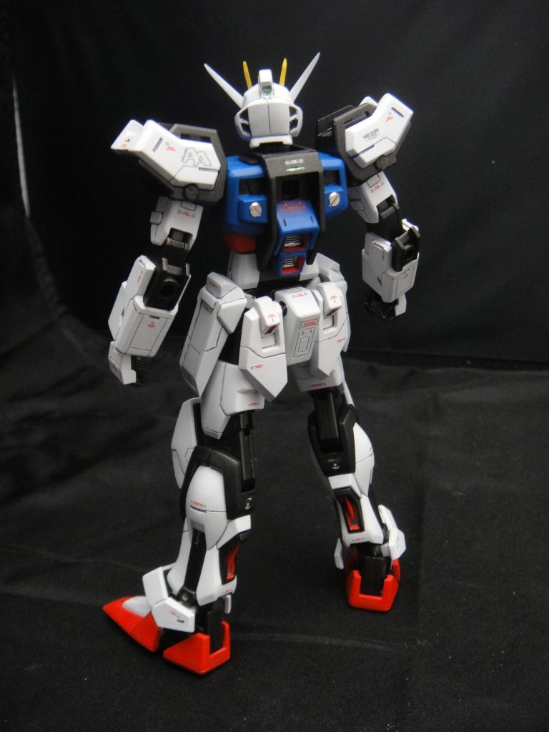 背中はのっぺりしていたのでプラ板で段差を作ってMG風にしています。リアスカートは分割、ボールジョイントで可動するようにしています。全体にうるさくなり過ぎないようスジ彫りを追加しています。