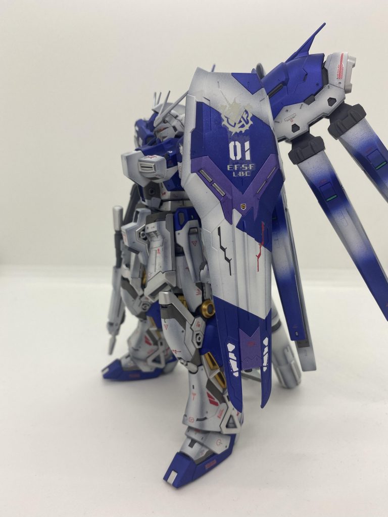 Hi-νガンダムは横顔めちゃくちゃかっこいいよね。つや消し吹いた時に盾のデカールが少し白化してしまったのが悔やまれる
