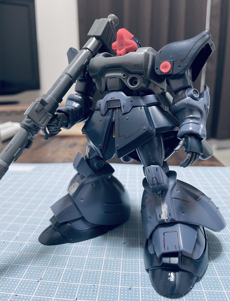 当初は肩関節や股関節位置、プロポーションを修正しようかと思ったのですが、設定画を見るとどうも特にバランス変更の必要もなさそうで…こりゃ素キットを活かした方がやり甲斐あるかな?という事でディテールUPと武器類のみ改修する方向にしました。