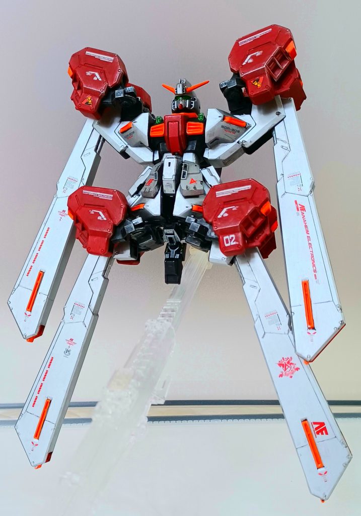 新規製作分のフルブースターです。アストナージのお遊びですが、ティターンズの倉庫から持ち出したものをつなぎ合わせた感じでしょうか。ヘイゼルブースターｘ４なので、まぁまぁでかいです。