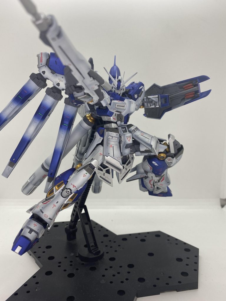 可動域が広いからポーズがガンガン決まりますね。白はグラデ塗装、青はメタリックの上からクリアーを吹いて艶消しを吹いてます。いい感じに濃い青が作れたかと。