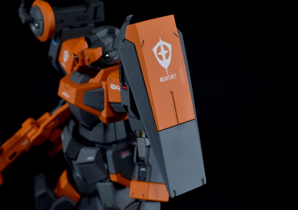 肩部シールド通常のシールドをカットしてハーフサイズに。ジョイント部を製作して肩に装着できるようにしています。