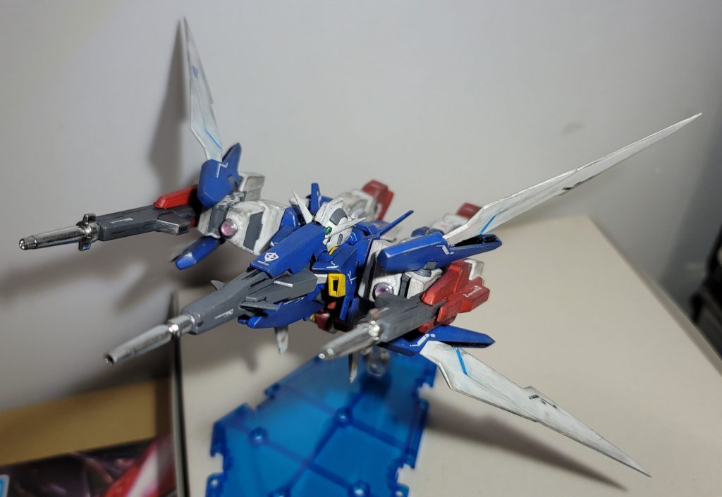 ストライダーフォームに変形このフルアームドの制作に当たってBB戦士の解釈に従い、肩はダブルバレットのを使ったからノーマルのビームバルカンはオミットされることになりますだからビルドパーツと携帯デコ用のキラキラシールで再作成しました(レンズ基部にキラキラシールを嵌めてからクリアパーツを嵌める)