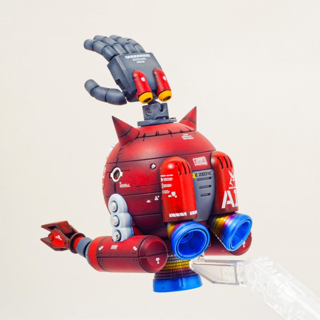 ジオングハンドにはジオングの耳バーニアが付いています。ツノはシャア専用ザクのもの。