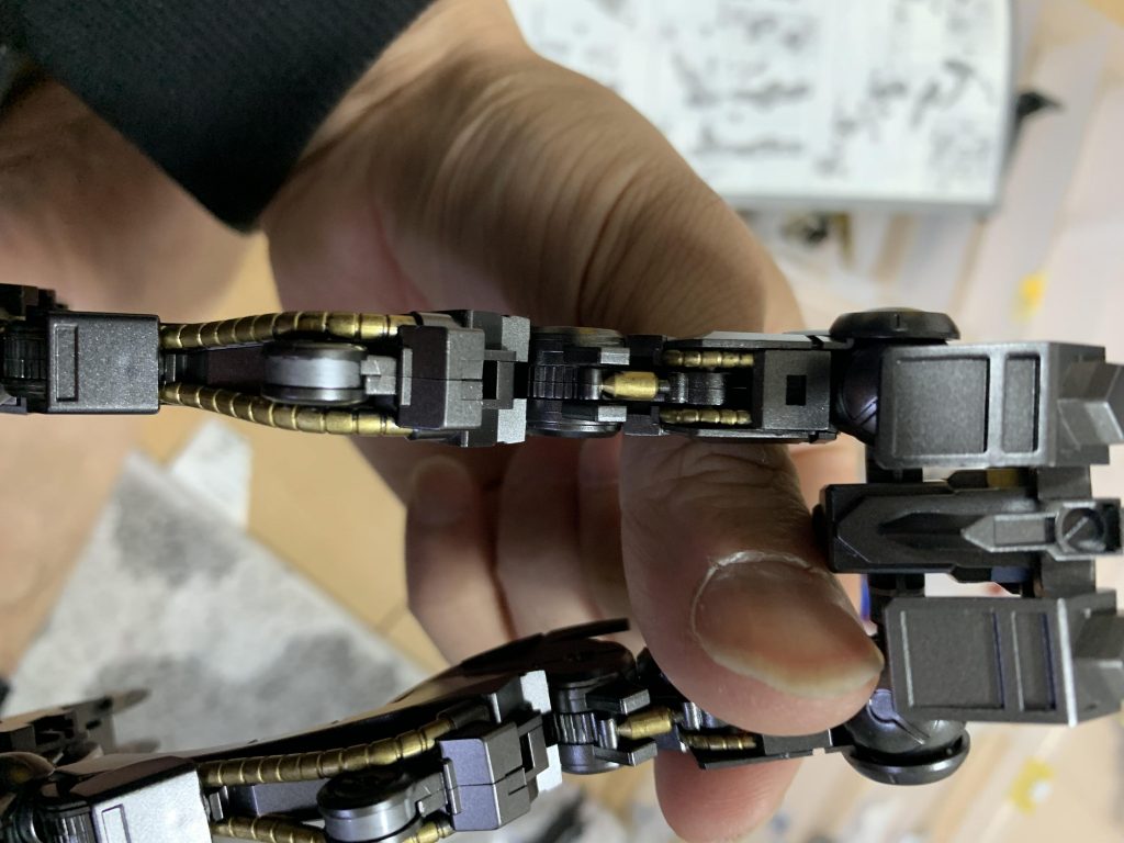 内部フレームもエナメルで筆塗りを