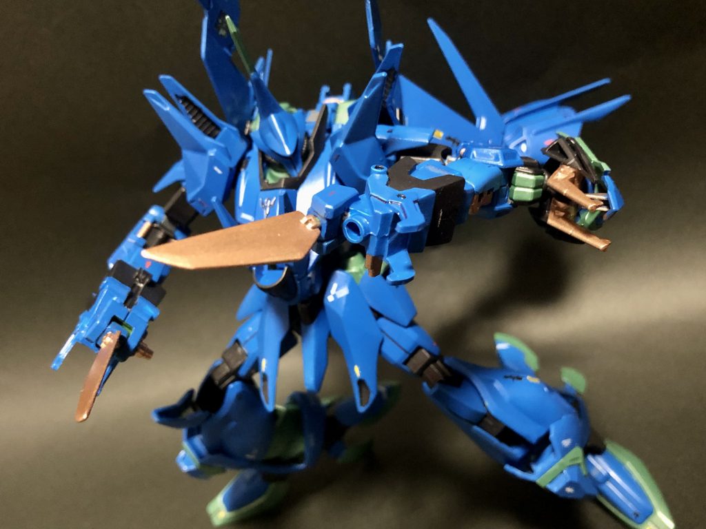 武装は二丁のバヨネット付きビームガン、バヨネットはバウのサイドアーマーを、銃自体はSDドラゴンガンダムのオリジナル武器です