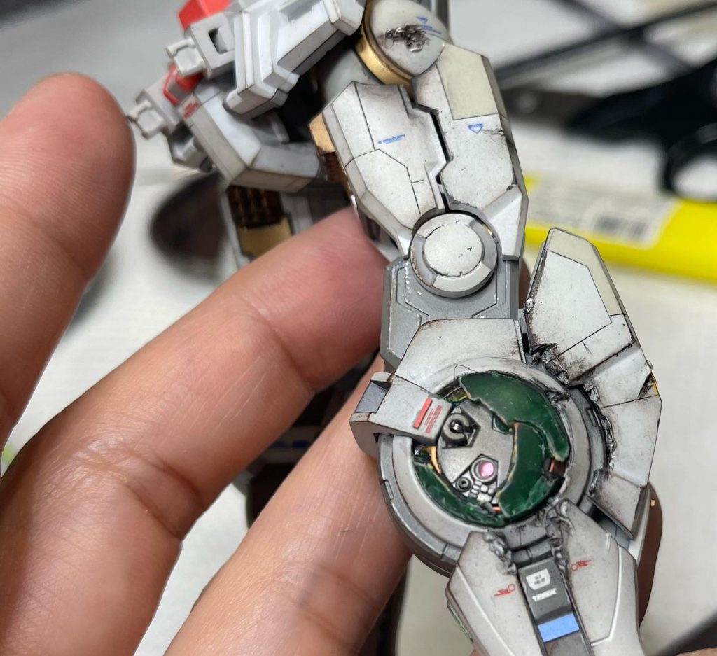 胸部と脚部位はクラックさせて中が露出してしまっている感じに改修しました。