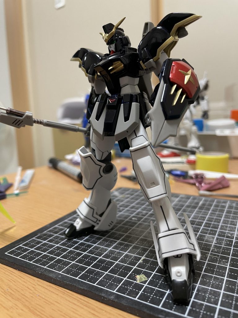 メインの黒系の色とゴールドは部分塗装してあり白は成型色のままで合わせ目消しをしてから筋彫りを行い墨入れを丁寧に仕上げました。