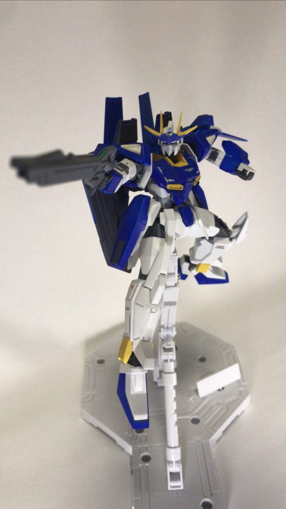 サブウェポンとして、ビームライフルを持たせてます。このライフルはコアガンダムのスプレーガンとジャンクパーツにあったデスティニーのビーム砲をパテで接着して加工して作りました!!