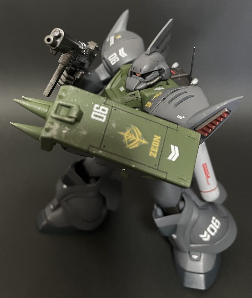 スパイクも外部パーツから追加しました。シールドの筋彫りはRGザクIIのディテール参考に。キシリア艦隊のジオンマークデカールが品薄になってきました...