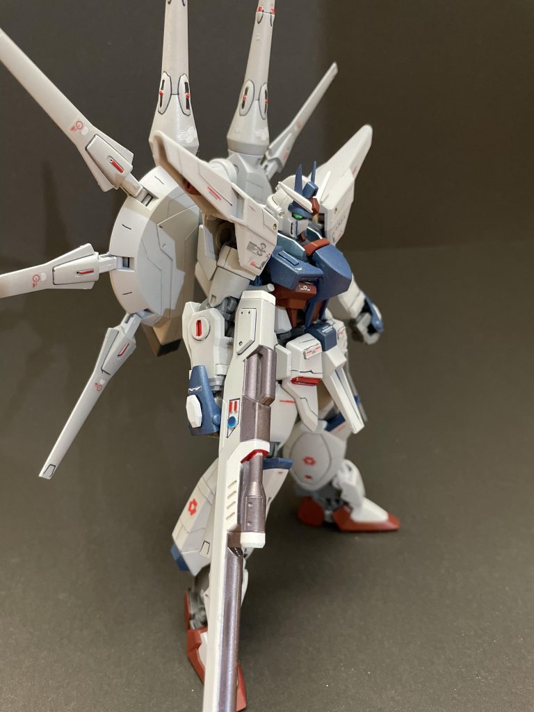 ビームライフルはグレー一色なので、マスキング地獄でした