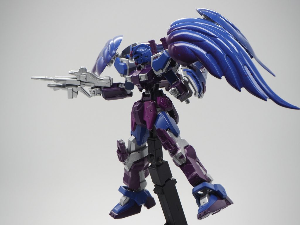 少し背面の翼を展開した姿です。脚は比較的長めに調整されています。 