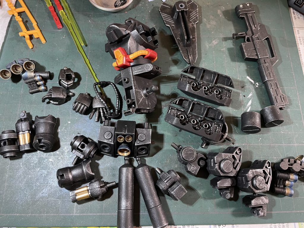 黒の部分はシルバーのドライブラシで塗装