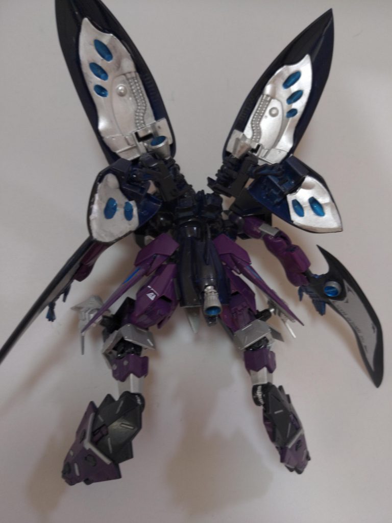 背面。羽はキュベレイを加工して作製、脚部は某ロボットゲームの腕武器をくっつけて両手両足の4刀流にしてみました。