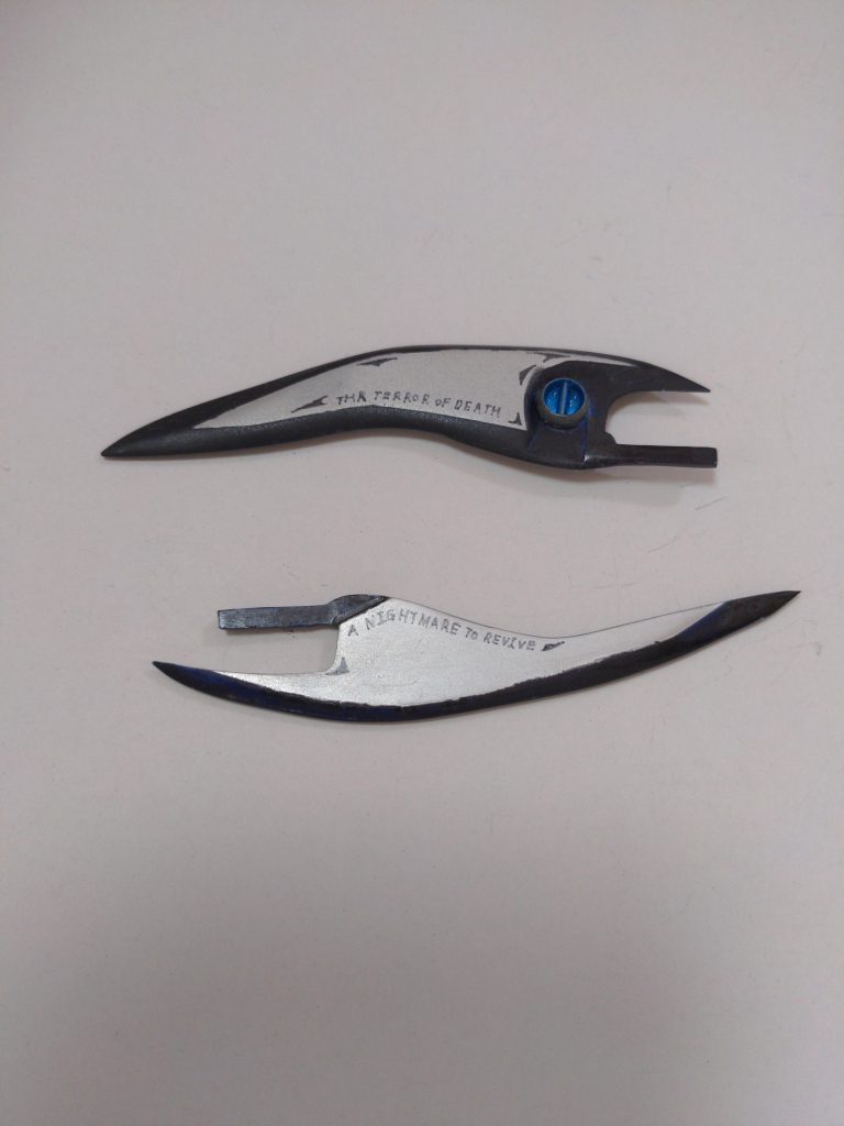 両手の武器はプラパンを重ねて作ったオリジナルの剣です。腕に直接付けられるようになっています。