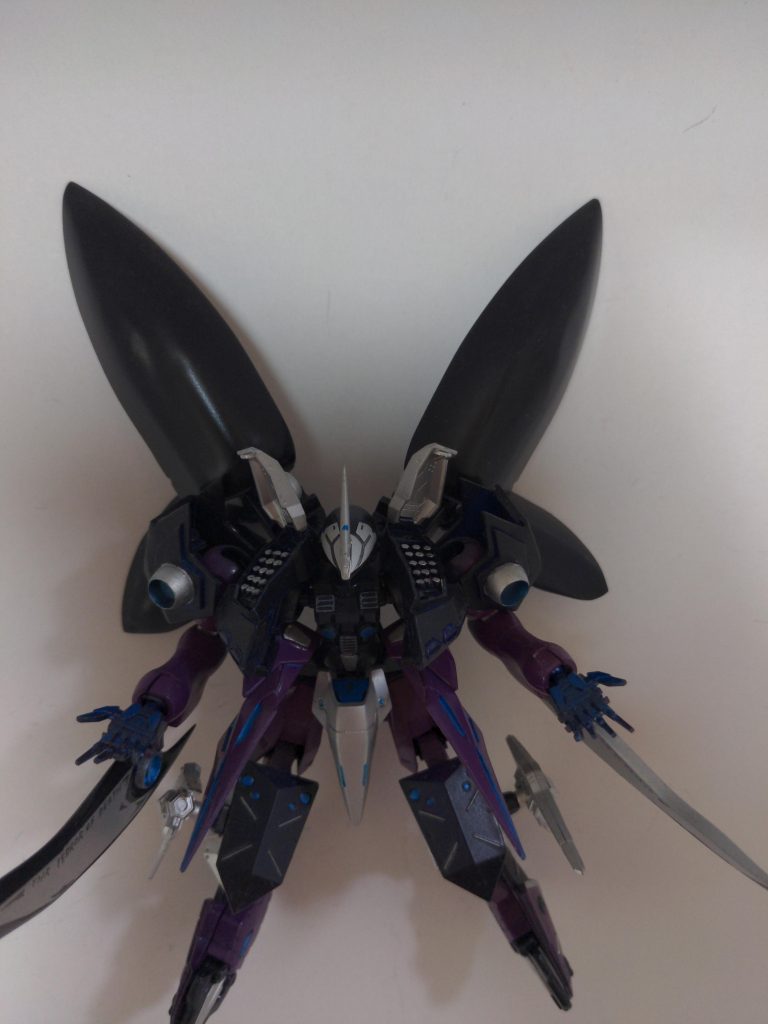 両肩にはミサイルポッドを積んでおり、腰にはビット？を付けてます。ちなみに構造上、スタンド無しでは立てませんwww