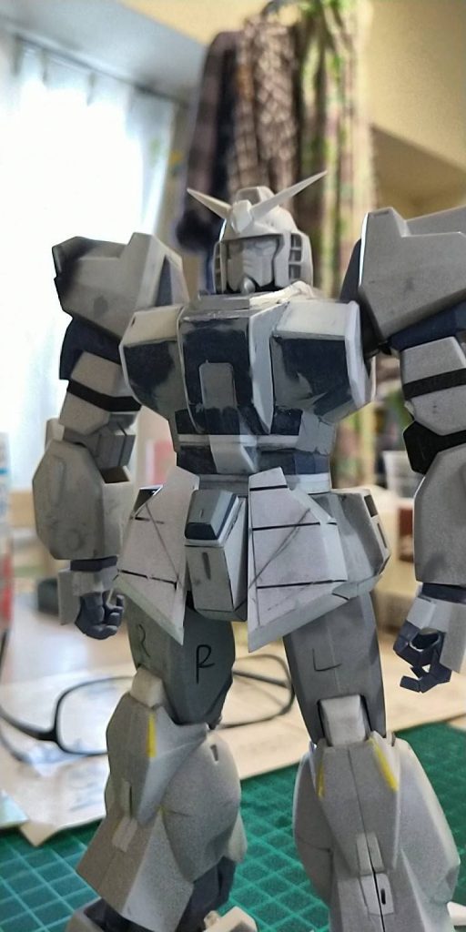 フロントアーマーは不注意から切り刻んでダメにしてしまったので、全てプラ板で作り直してます。