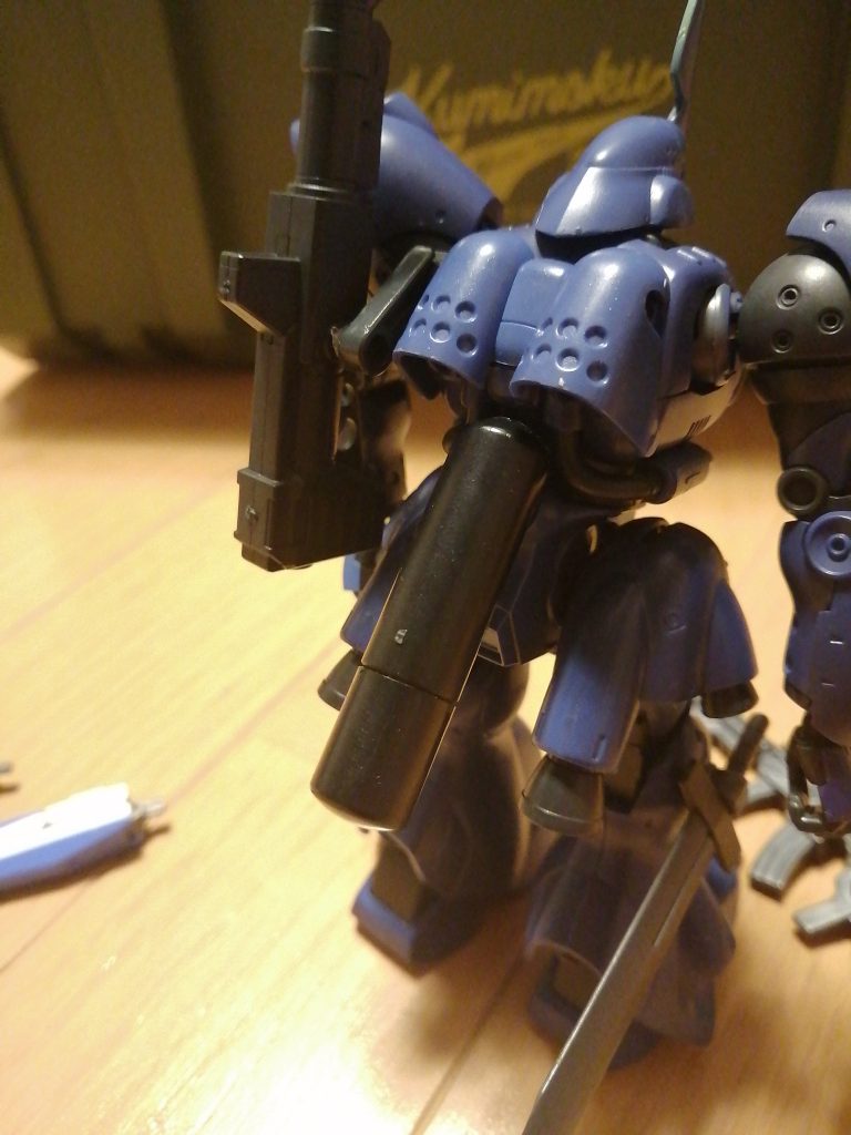 ファンネルによる、エネルギー消費率ＵＰに伴い、燃料タンクがついている。という設定です。