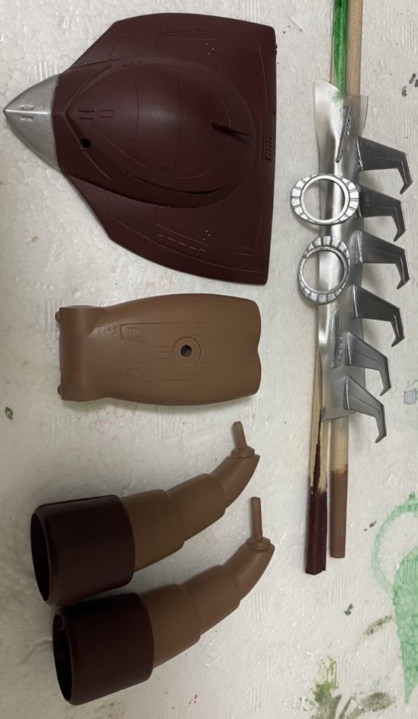 スジ掘りをして、プラ板でちょいとディテールアップし、色はココアブラウンとシルバーでエアブラシを…