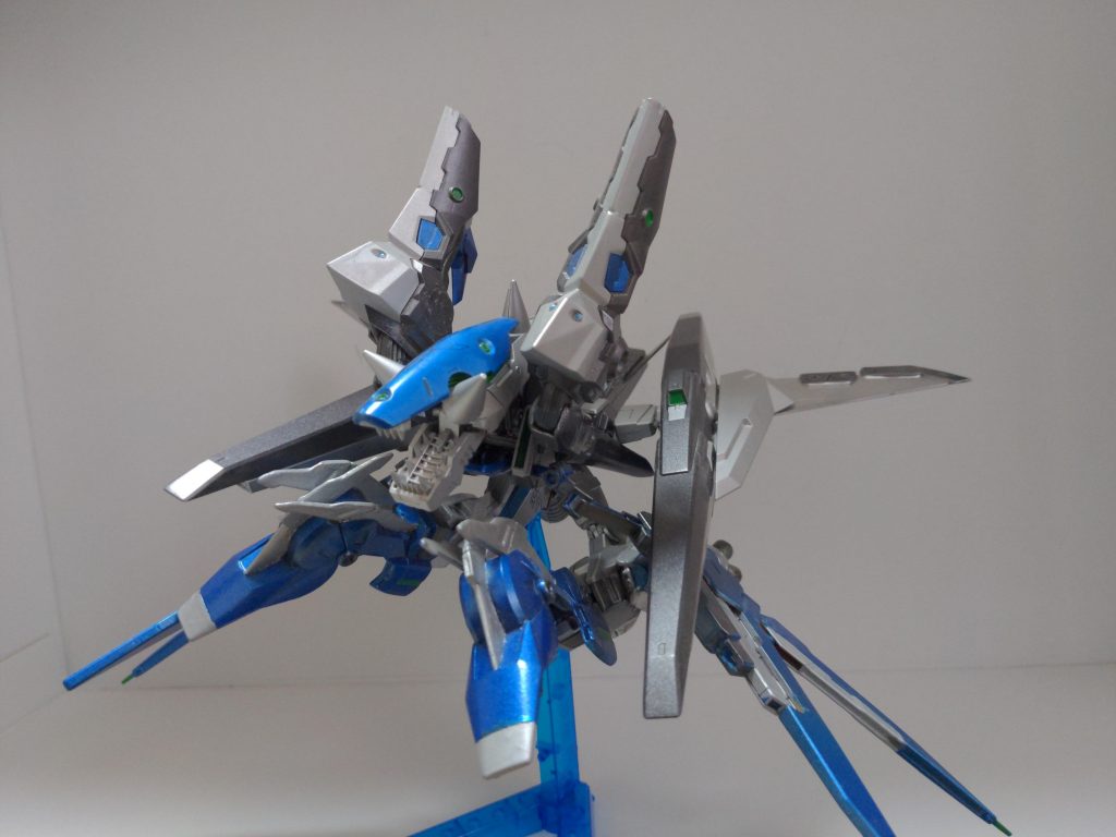 装備展開状態。ライフルは簡易アームを取り付けて使用、頭部のGNフィールドは頭部横のパーツと下のクローを展開して使用します。