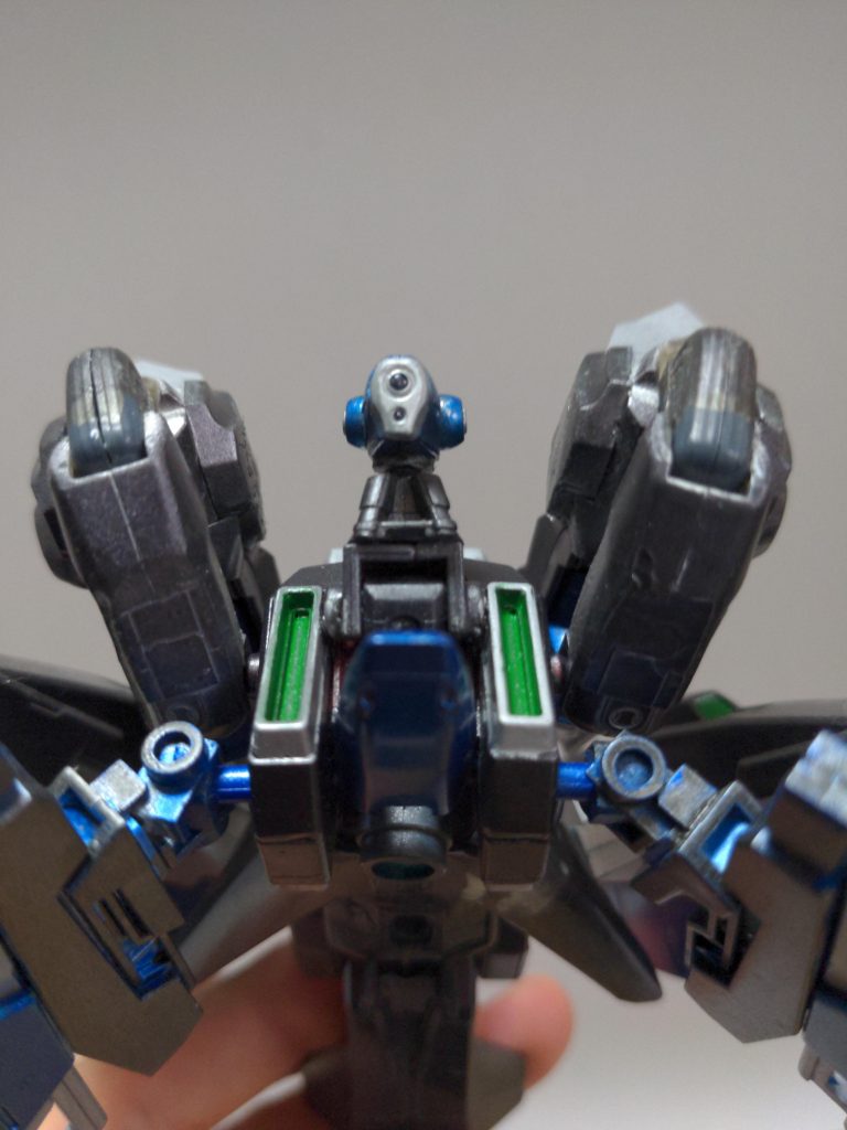 実は頭部は小さく、それに先程のシールドを取り付けています。ちなみに中央に見える円柱の物がGNドライブになります。