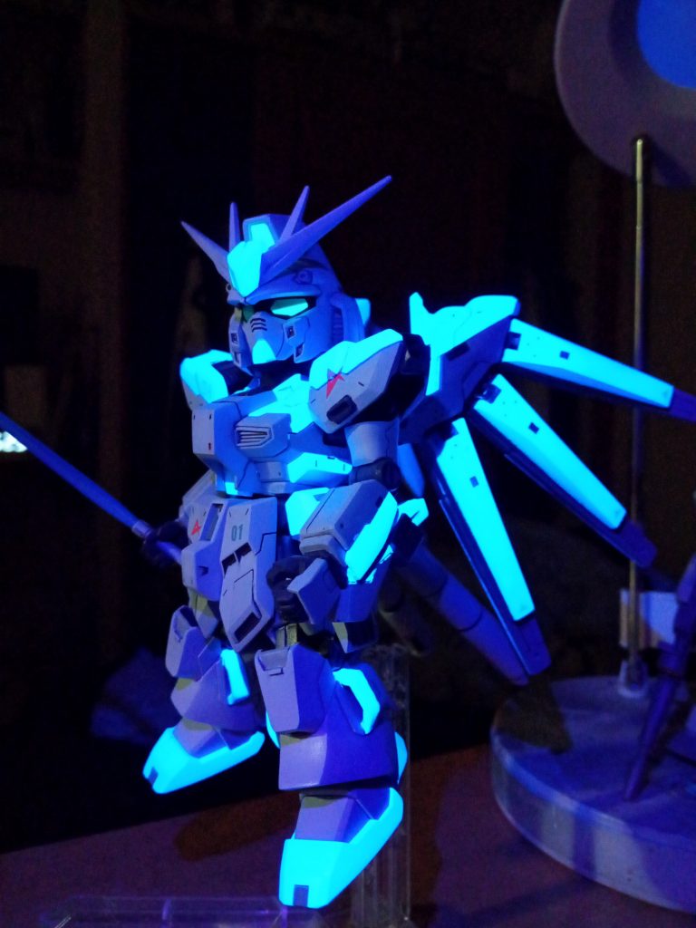 蛍光ブルーベースに色を調整したので光ります