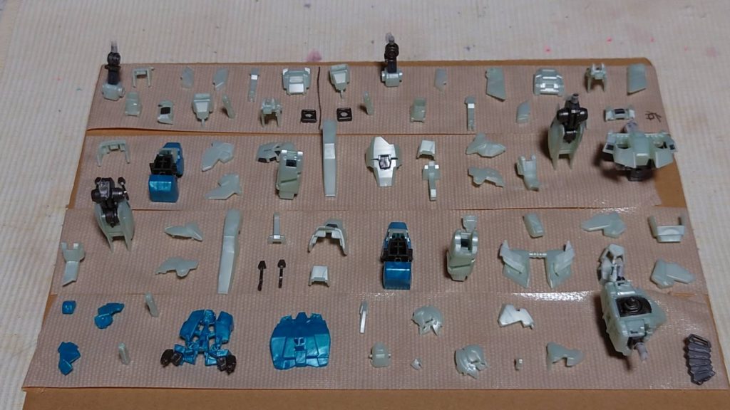 サイコフレームにトップコートを吹くと曇りガラスのようになるので、バラしてからトップコートを吹く準備しました。