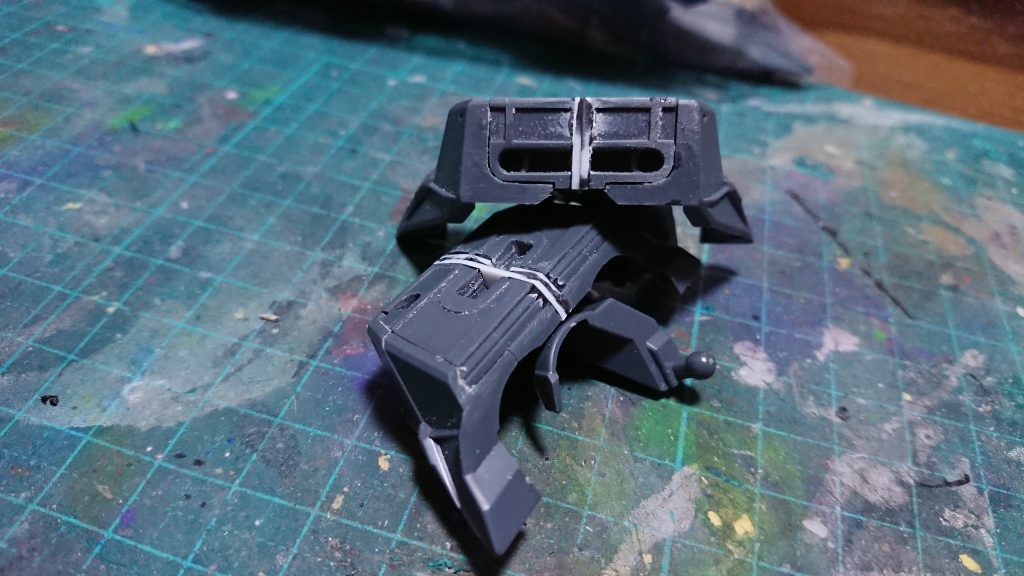 サイドにも穴開いてますプラ板を接着しただけですがいい感じのアーマーになります