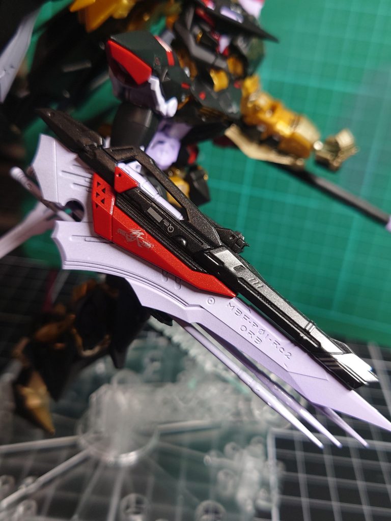 トリケロス改  赤はメタリックレッド    黒鉄色に白クリアパープル