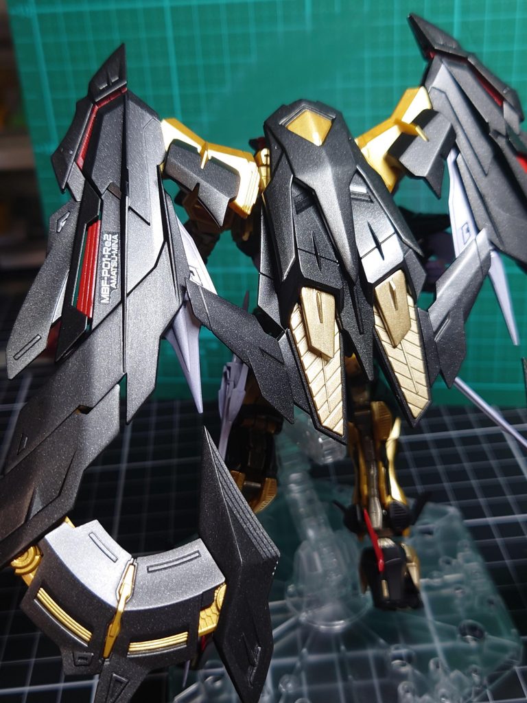 マガノイクタチ       黒鉄色と隙間の金はスターブライトゴールド。バックパックの下部金はEx-ゴールド