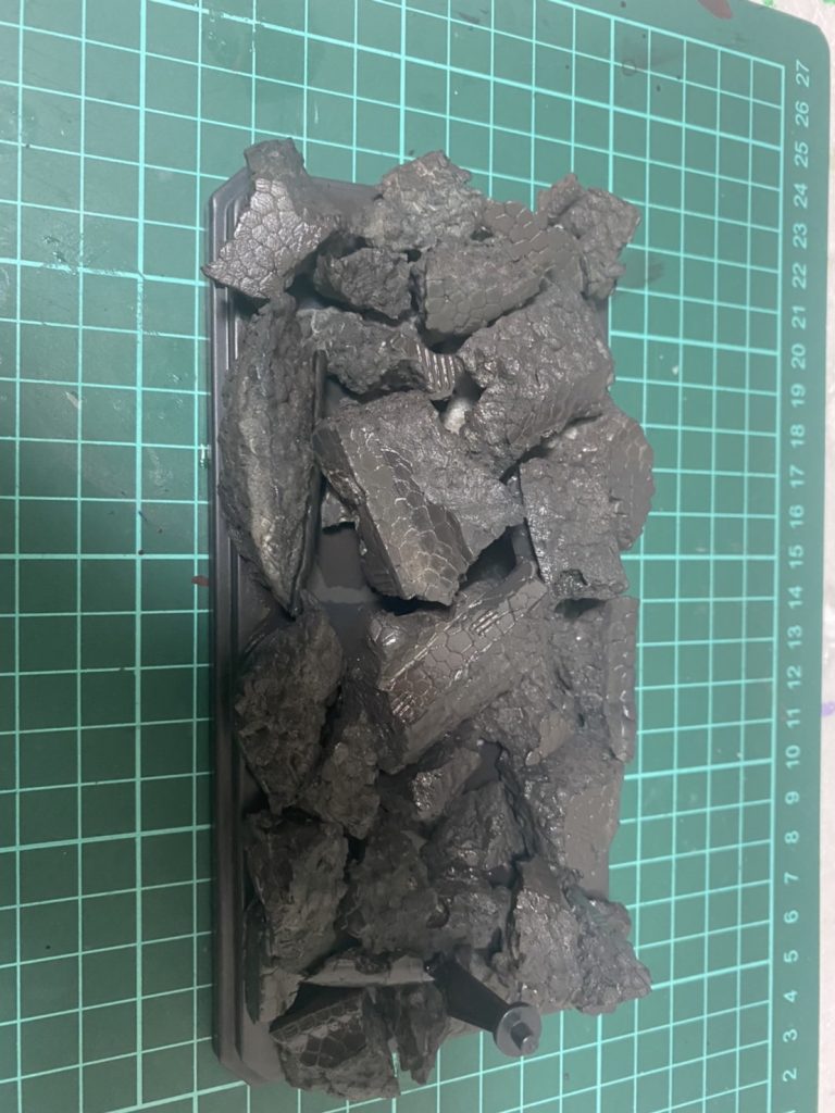 黒くエアブラシで…まんべんなく…乾かして台座と接着…出来上がり！(まあまあ旨くいったかな…？)