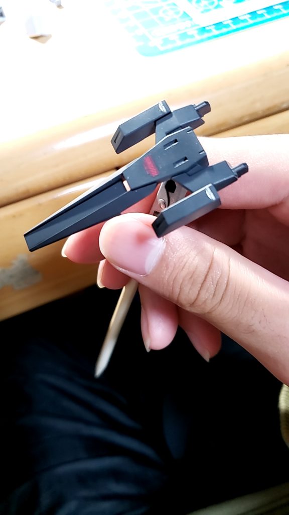 明らかに思ってた色と違うって困惑している私です。ことはもっと明るい色のグレーにするはずだったんですよ。でもまた調色するのがめんどくさかったのでこのままやりました。