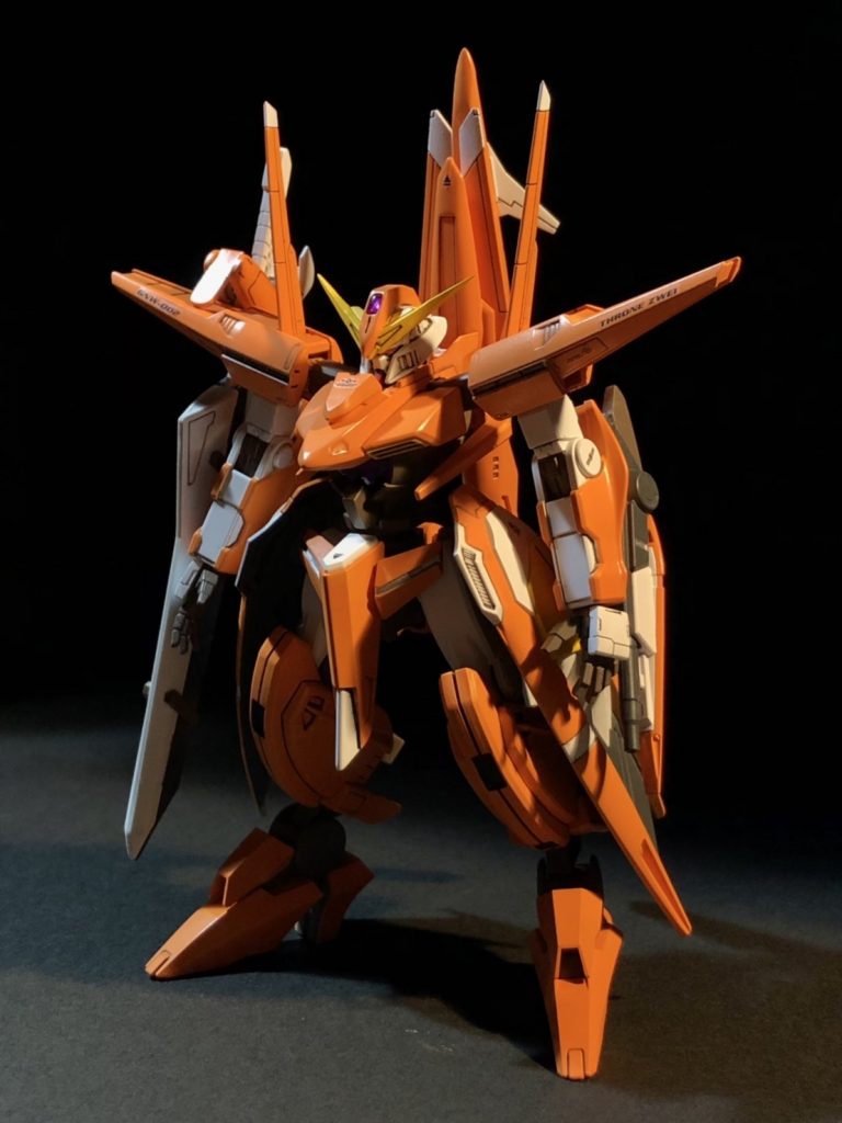 肩パーツとバックパックをアルケーガンダムより移設。各部肉抜き穴埋めとVアンテナの延長が主な工作です。