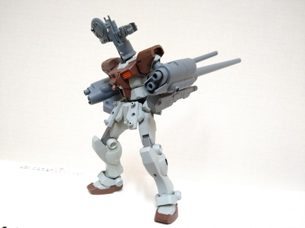 腕を反転させると、射程は短いけれど連射の効くビームマシンガンモードに。 