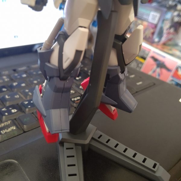 ずっと夢見ていた、というか実兄が好きなデュエルガンダム。それをどうにかビルド系ナイズしたいってウズウズしてた。それを今のうちにやりたくなって、仮組みみたいにブルデュエルのパーツを組んでみた。コンセプトはバクゥに負けないブルデュエル。無双できるブルデュエル。がんばれ。わんわ怖くない。脚のカバーはじつは接着なしでスナップフィットした。感動的。ただ足がスリムすぎて埋もれている。じゃあ、デュエルのソールでゲタでもつくってみようか。カラーリング変えるだけで結構似せられそう。ただ顔だけは、難しいかも。こうしてカタチを象るだけでも楽しい。ガンプラって、いいよね。 メモ。・デュエルのソールを面白い形にする。・おまけのギャラクシーブースターどうしよう。エビデンス01ぽいソードラックにできたらやってみる？・ブルデュエルはフォルテストラだけど、ビルストのディティールをアサルトシュラウドのカラーリングにしたら面白いかな……？（2枚目）