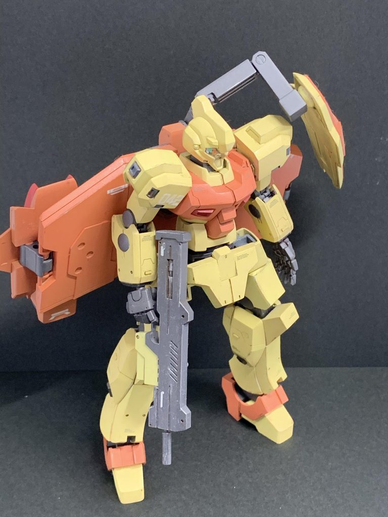 写真だとわかりにくいですが全体にドライブラシを行ってます。モールドもちょこちょこ増やしてみたり。