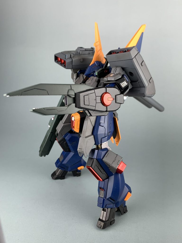 追加パーツが浮かないように適宜ディテールを入れてます。塗装はガンダムマーカー、缶スプレーを使ってます。