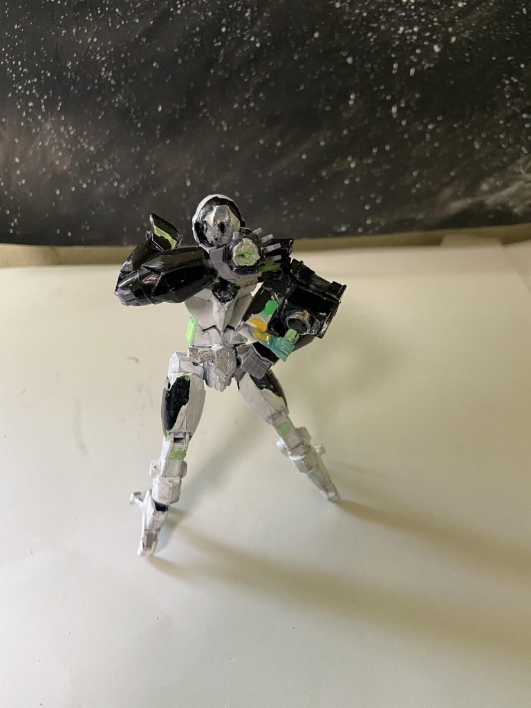 コアトランジェントネクロムガンダムの変身前の姿腕につけてあるメガウルオウダーと言う機械にアイコンと呼ばれるアイテムを装填することで対応した姿に変身できる、メガウルオウダーとネクロムアイコンはジャンクパーツを使って作成しました。