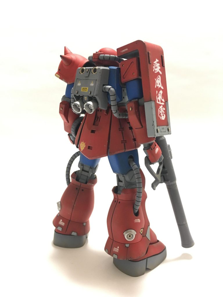 カラーリングはオリジナリティを出したかったので赤と青で、ザクではあまり見ない組み合わせにしてみました。それだけでは物足りなかったので、明灰色やゴールドなどを配置しています。