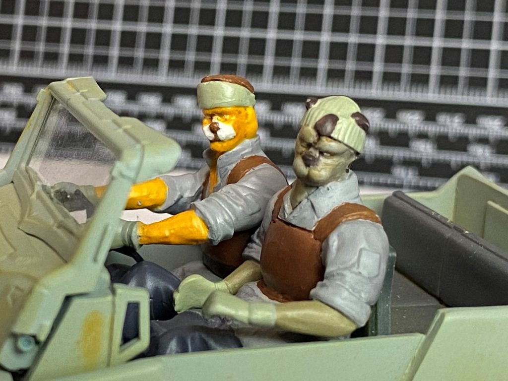 カリコ(左)&ザブン(右)ベースはサイクロプス隊のガルシア(左)とミハイル(右)。ハードグラフに寄せてているせいか、原典より愛嬌さは皆無といっていいくらい本物過ぎて怖い印象がありますね。スカーフの部分はエポパテで新造しました。